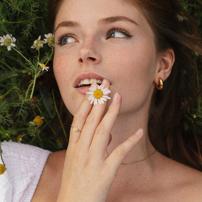 Doris - Anello in acciaio inossidabile con smalto fiore margherita