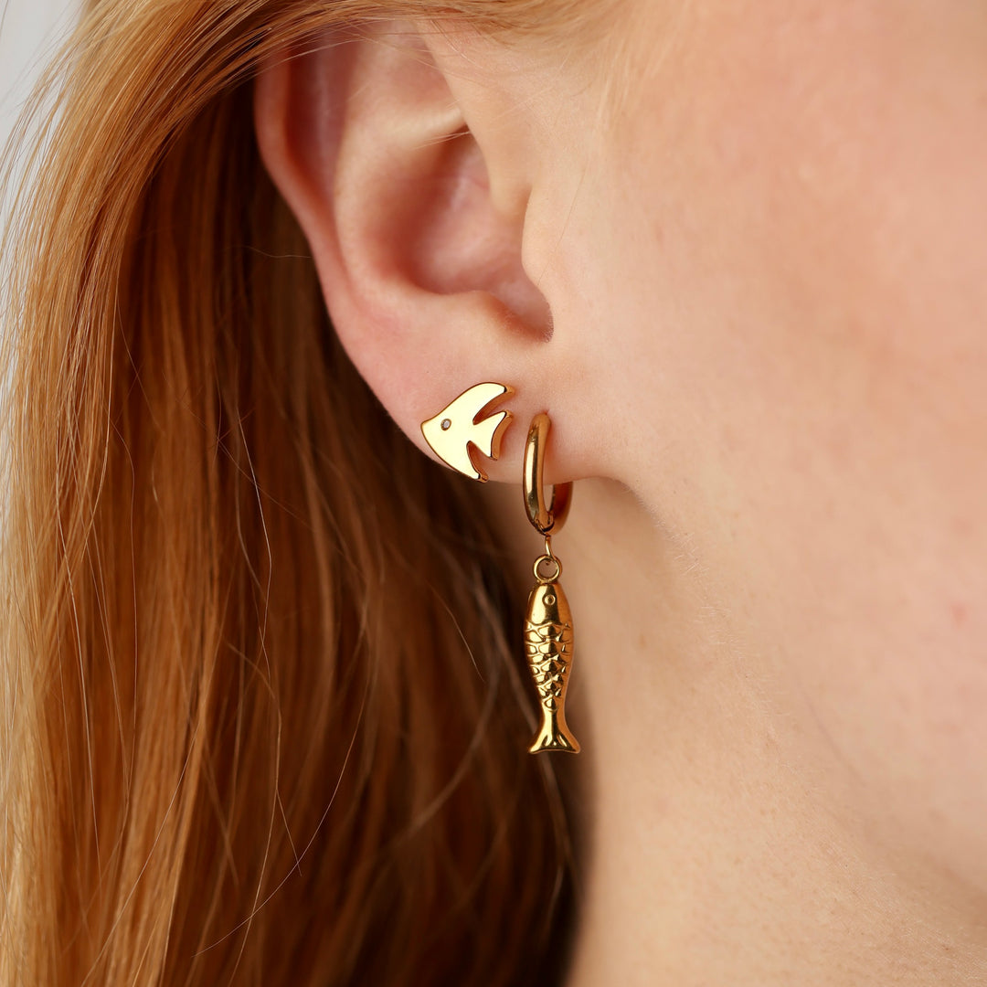 Fee - Orecchini a perno a forma di pesce in acciaio inox