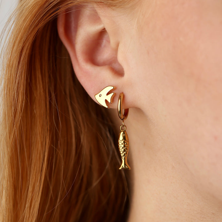 Fee - Orecchini a perno a forma di pesce in acciaio inox