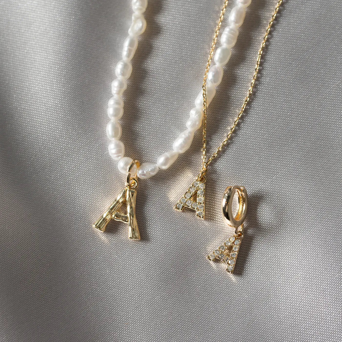 Collana con lettera di perle e bambù