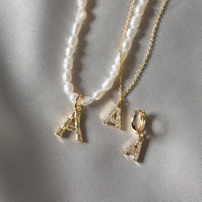 Collana con lettera di perle e bambù