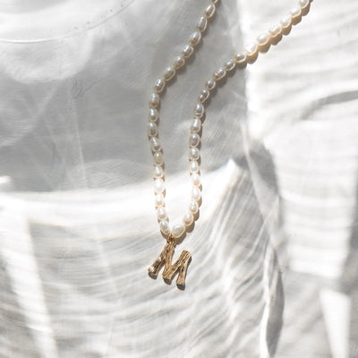 Collana con lettera di perle e bambù