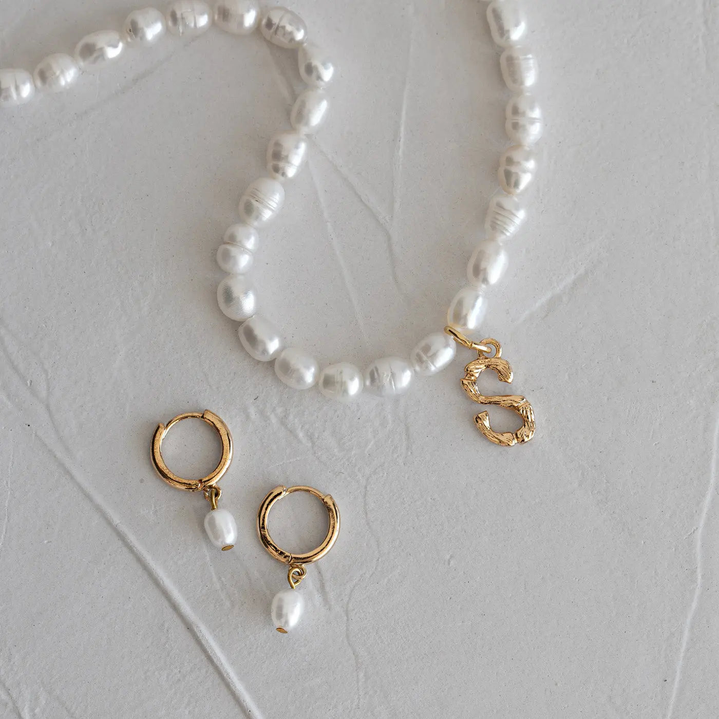 Collana con lettera di perle e bambù