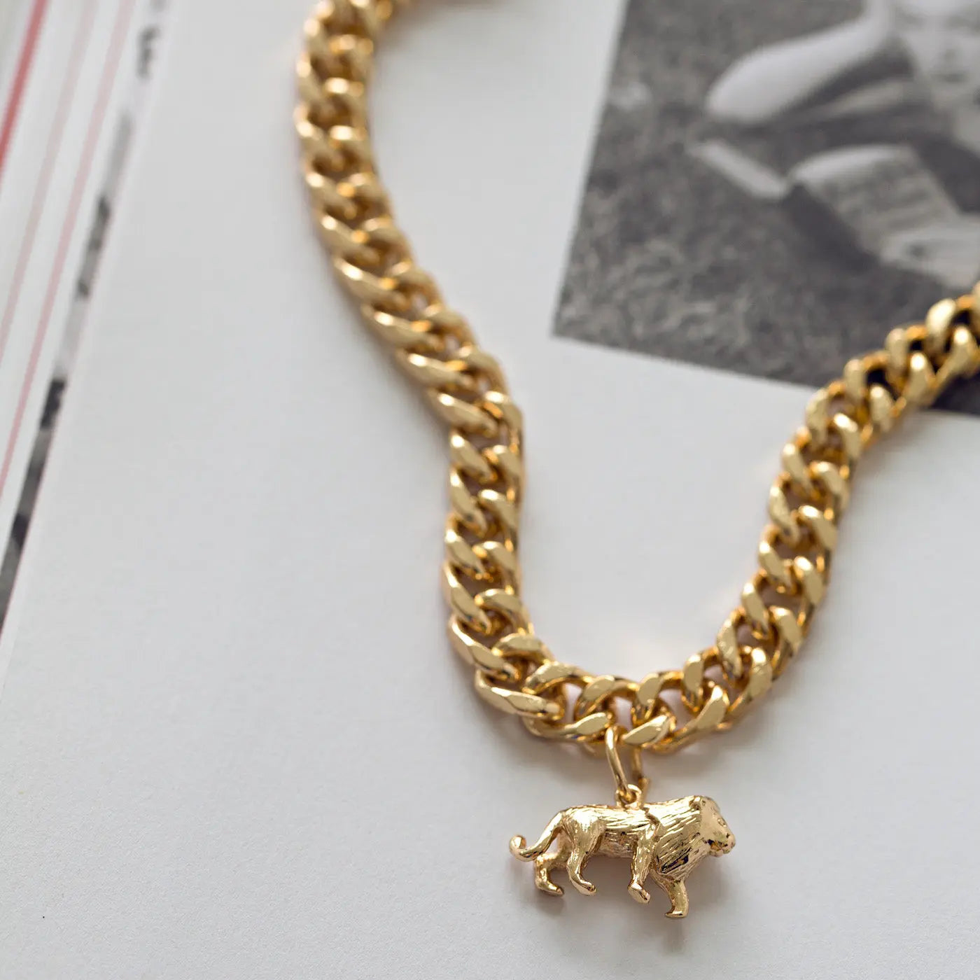 Collana a catena grossa con leone