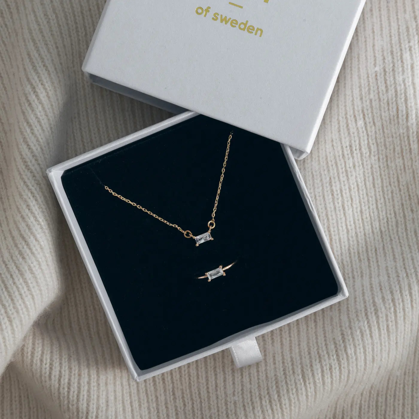 Set di cristalli con collana e anello