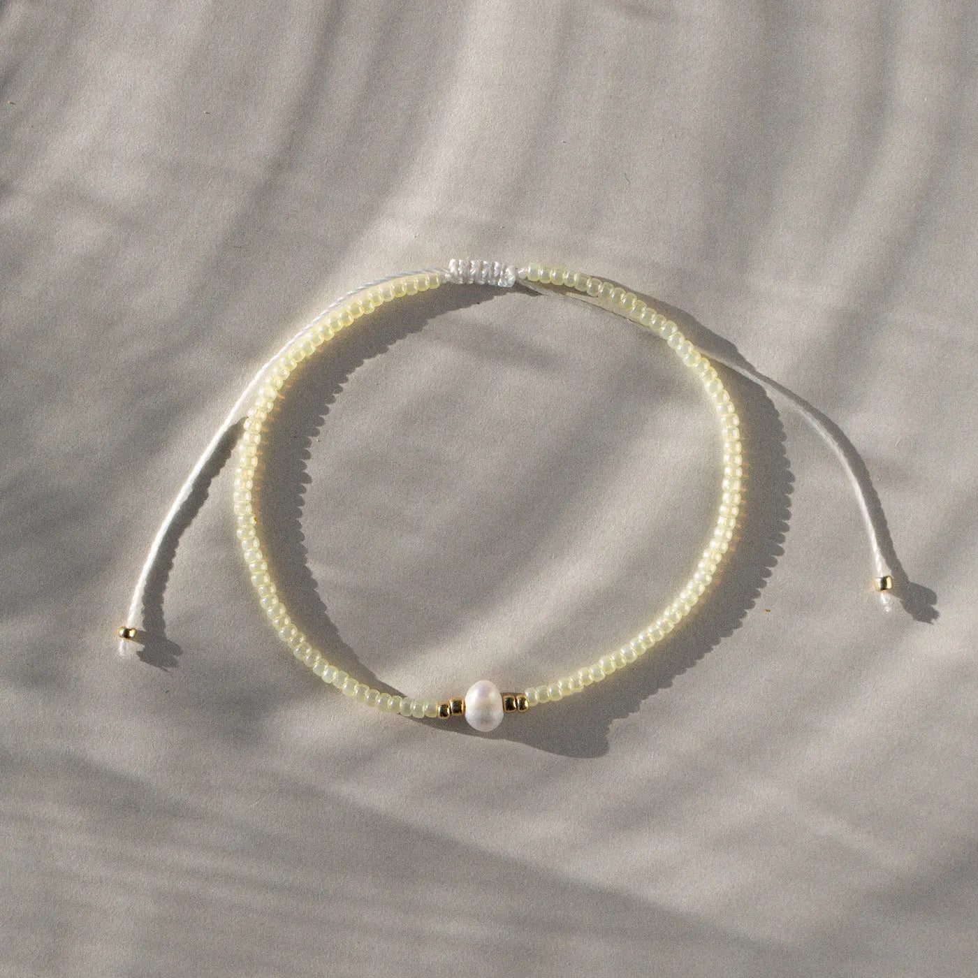 Alba - Bracciale in macramè con perline e perle