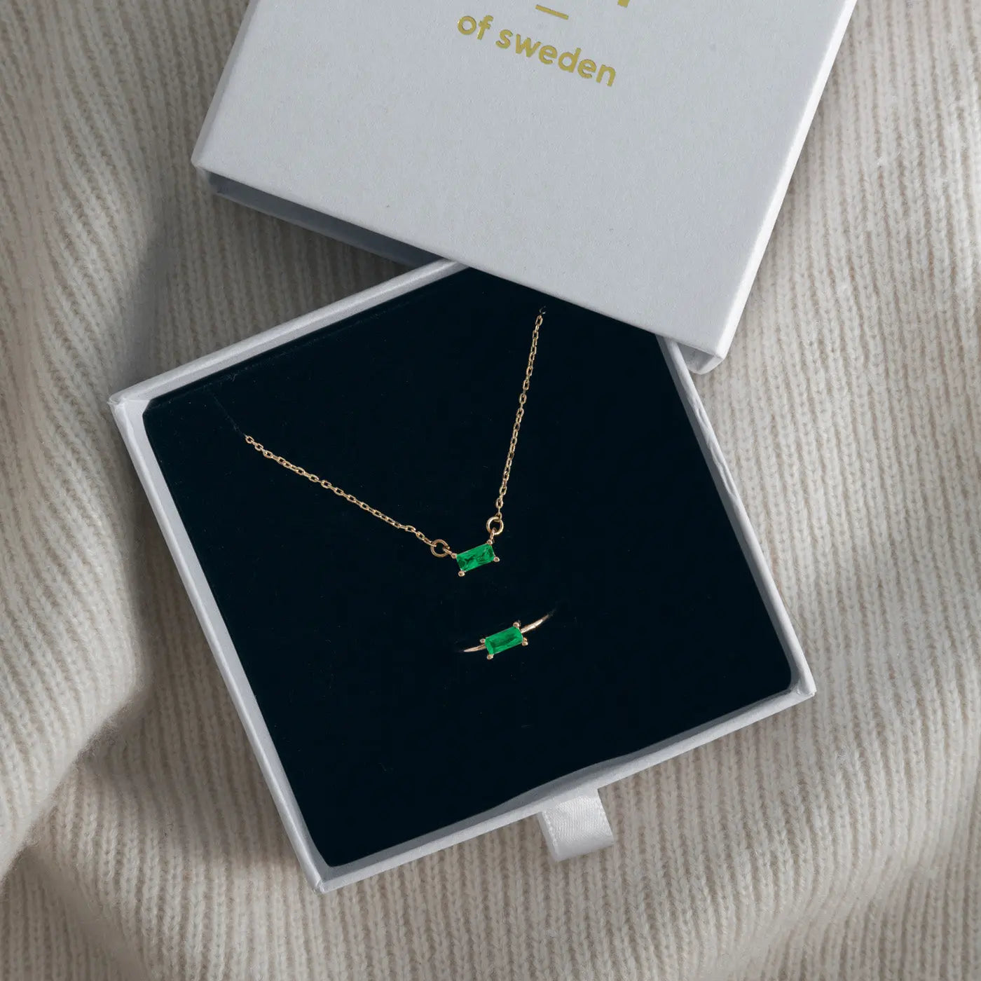 Set di cristalli con collana e anello