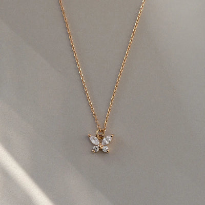 Leah - Collana con farfalla in cristallo bianco